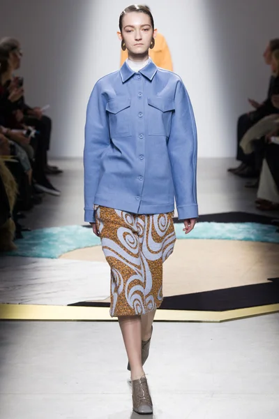 Look 10
